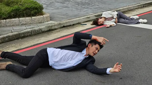 王瞳過馬路險遭撞 曾子益衝出救援超驚恐:擋風玻璃全碎