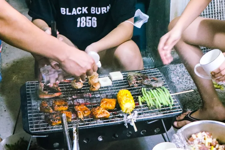 準備烤肉食材或是進食前，都應洗手，食材更要徹底烤熟再吃。資料照片