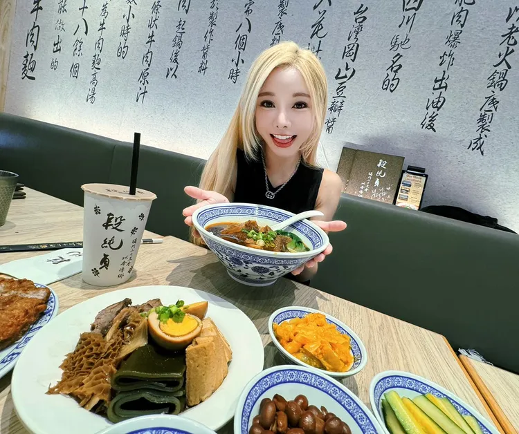 巫苡萱在牛肉麵店被認出，開心不已。時代創藝提供