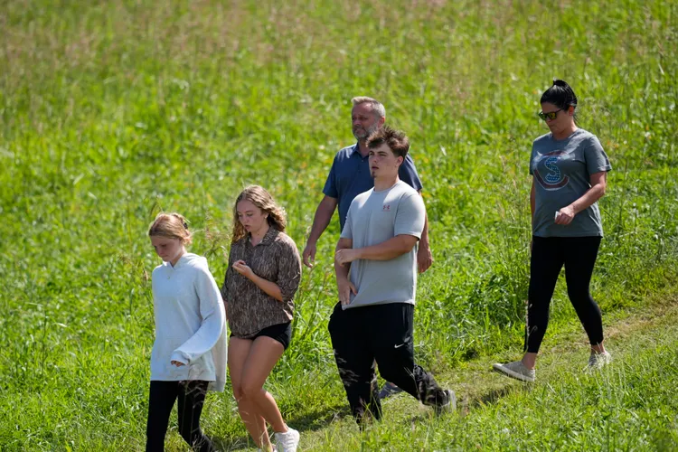 家長將餘悸猶存的學生接回家。美聯社