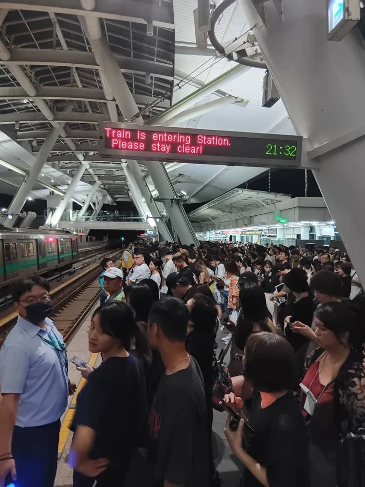 Bruno Mars火星人布魯諾於高雄世運主場館演唱會8日晚落幕，場內外即時人數達約7.7萬人，市府花78分鐘疏散群眾。交通局提供