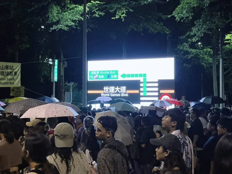 Bruno Mars火星人布魯諾於高雄世運主場館演唱會8日晚落幕，場內外即時人數達約7.7萬人，市府花78分鐘疏散群眾。交通局提供