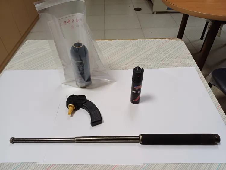 警方查扣嫌犯使用凶器。翻攝畫面