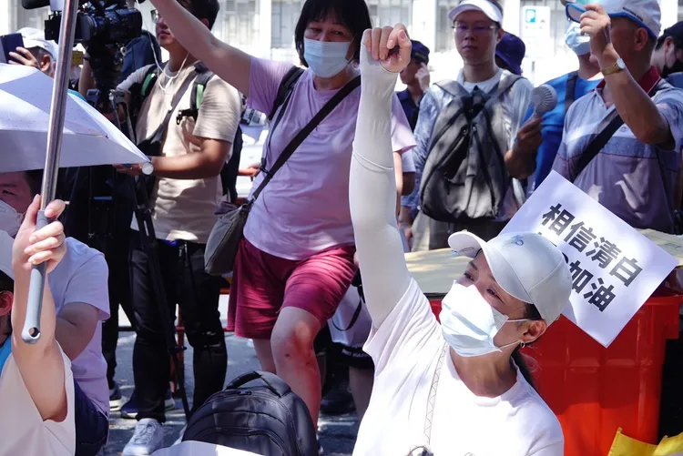 北檢外柯文哲的支持者手舉標語聲援柯文哲。莊宗達攝