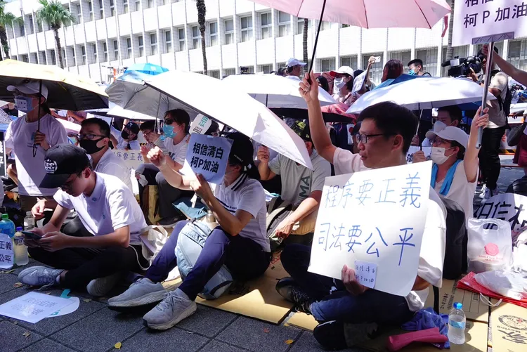 北檢外柯文哲的支持者手舉標語聲援柯文哲。莊宗達攝