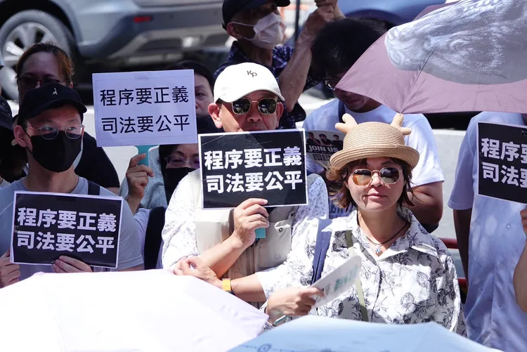 北檢外柯文哲的支持者手舉標語聲援柯文哲。莊宗達攝