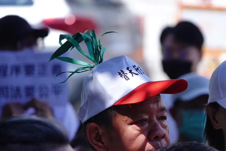 「小草」支持者帶著有小草的帽子到場聲援柯文哲。莊宗達攝