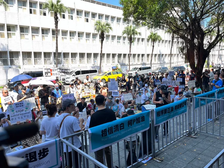 警方在北檢大樓外架起圍欄，以防柯文哲的支持者「過於熱情」。莊宗達攝