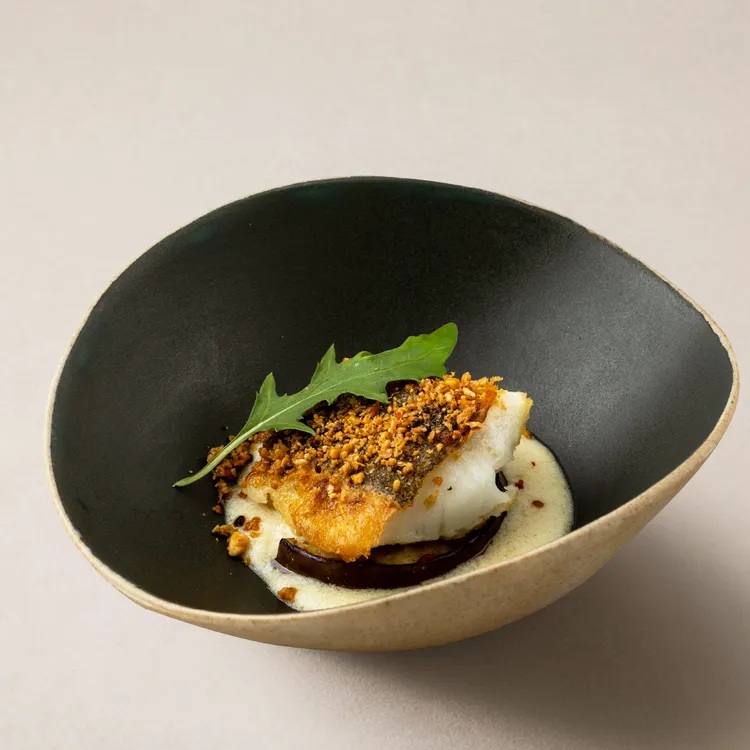 豆酥比目魚搭配味噌豆乳醬。業者提供