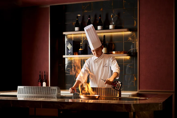 樂葵法式鐵板燒甜點火焰。業者提供