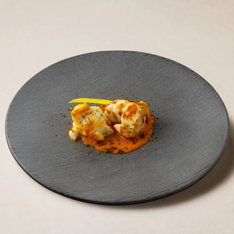 加勒比海龍蝦搭配番茄紅咖哩奶油醬。業者提供