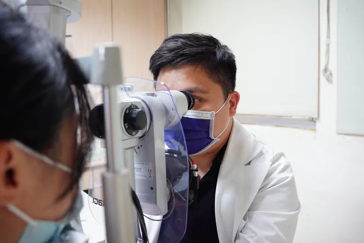 李致名醫師說，近視的主因為「長時間、近距離」用眼，不見得都是3C產品害的。民眾提供