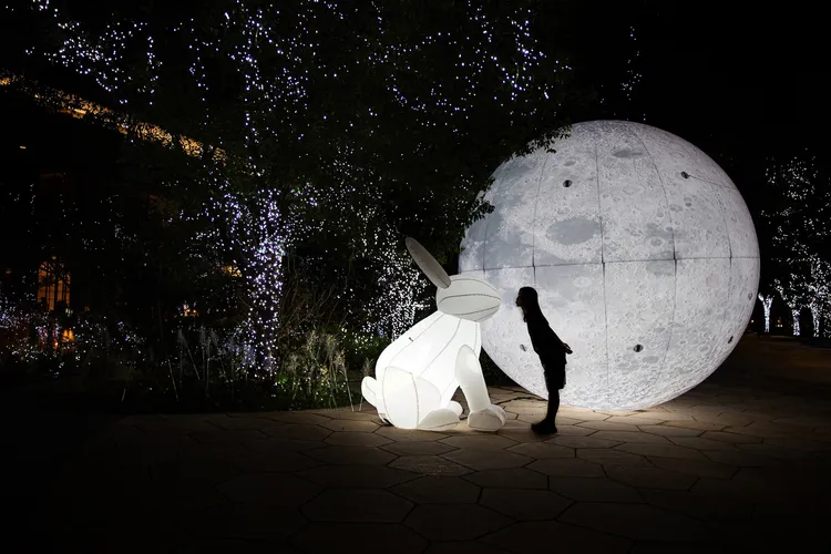 台北萬豪酒店中秋裝置藝術「萬兔MOON遊」網美拍照必到。業者提供