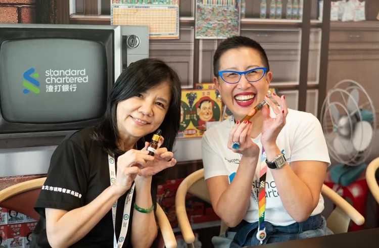 臺北市視障者家長協會總幹事王晴紋(左)與渣打銀行公關暨行銷長江彗萍(右)體驗香氛製作。渣打銀行提供