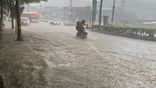 大雷雨狂轟！基隆麥金路圓環淹水　馬路慘變河道畫面曝