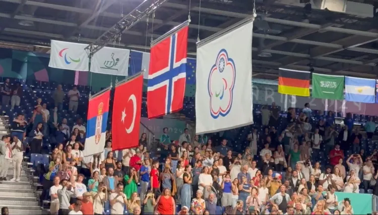 中華民國會旗升上天空。   讀者提供