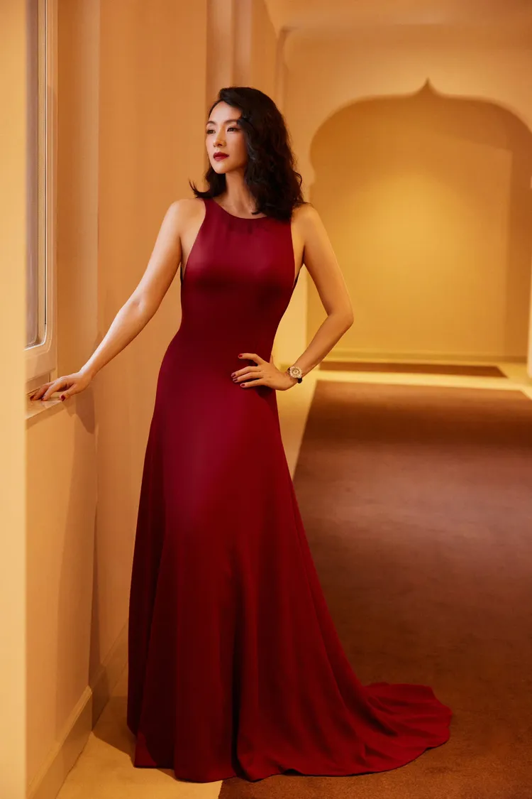 章子怡換上Caroline Scheufele為她打造的個人訂製造型。翻攝章子怡工作室微博