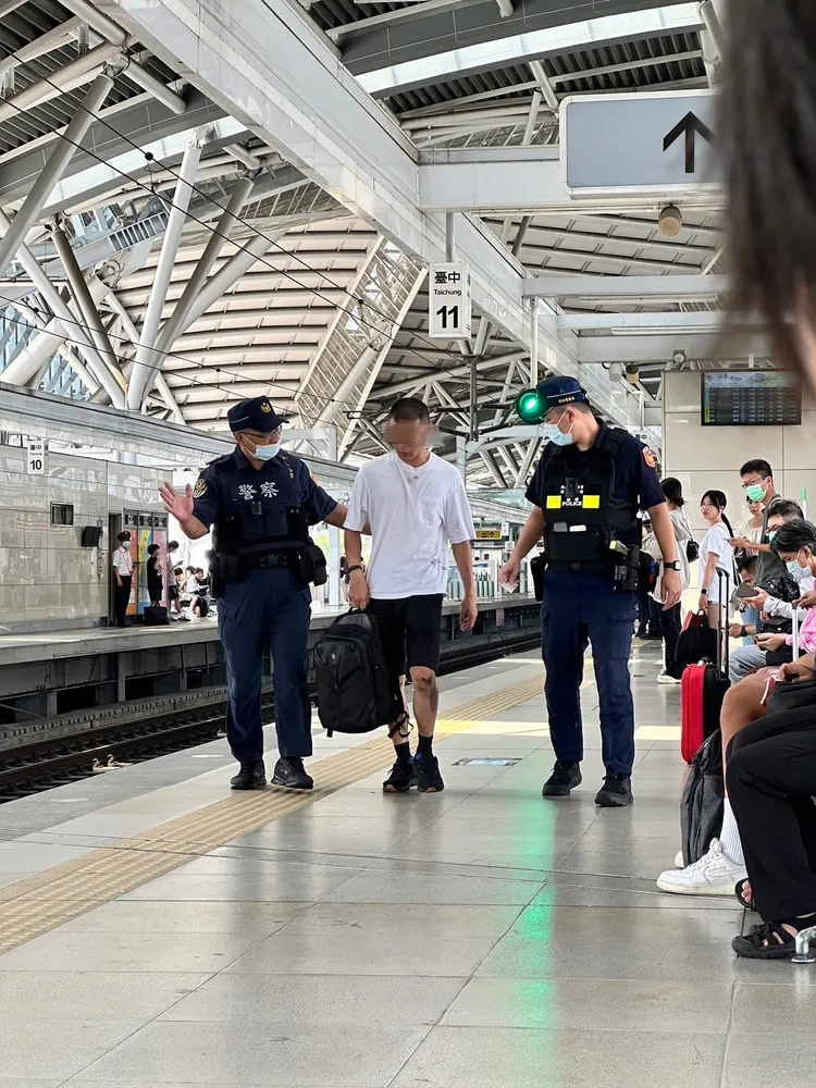 劉姓男子被警方帶回派出所，將依違反鐵路法函請交通部裁處。翻攝Threads