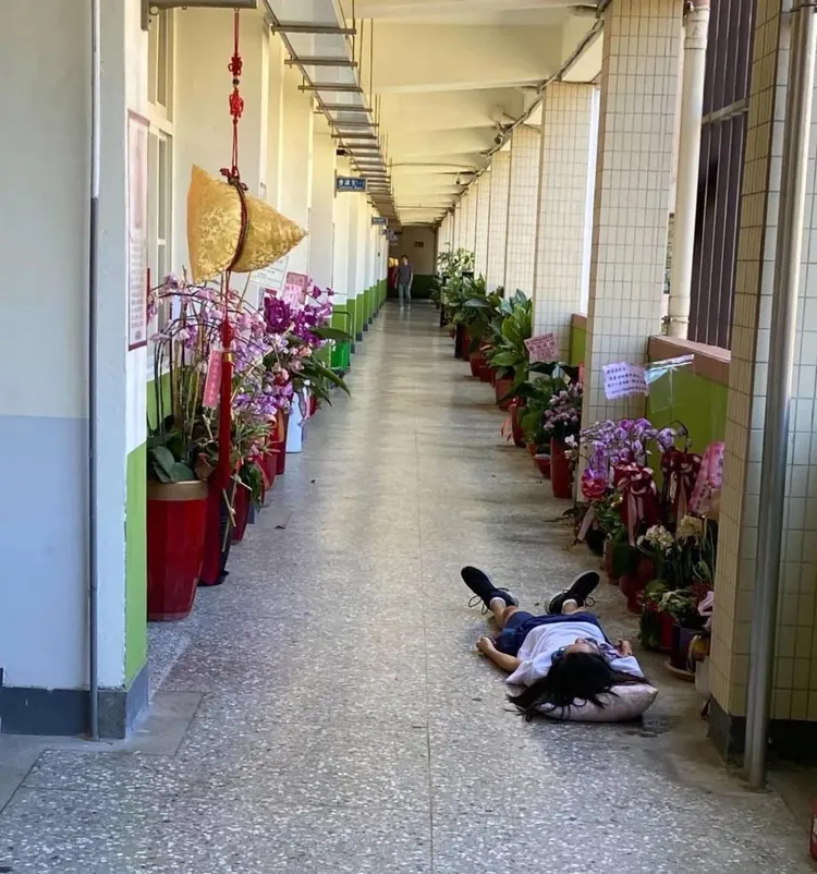 學生抗議，睡校長室外地板。翻攝整個很成功高中粉專