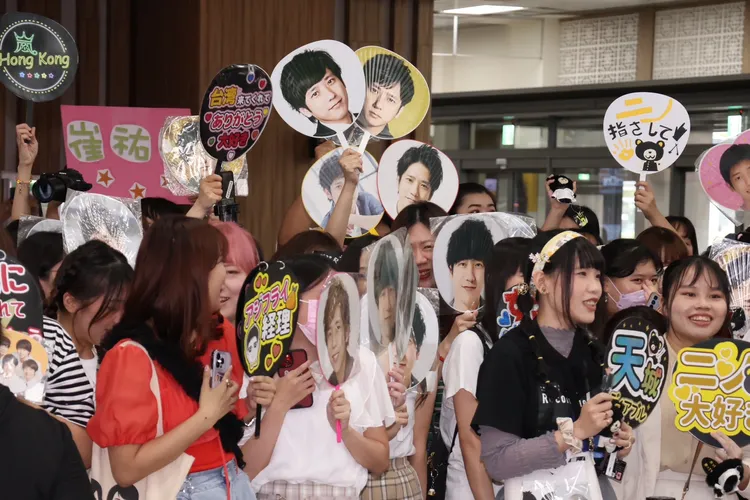 大批粉絲拿著二宮和也的扇子迎接偶像。莊宗達攝