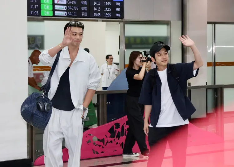 二宮和也（右）、竹內涼真揮手打招呼。莊宗達攝