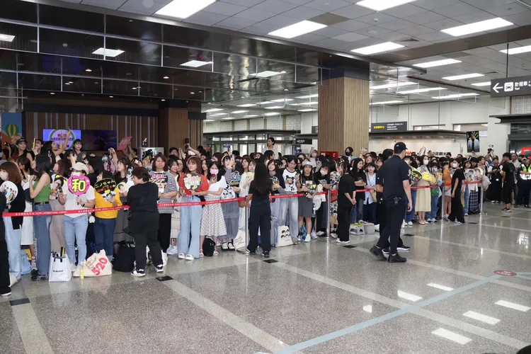 800名粉絲擠滿松山機場。莊宗達攝