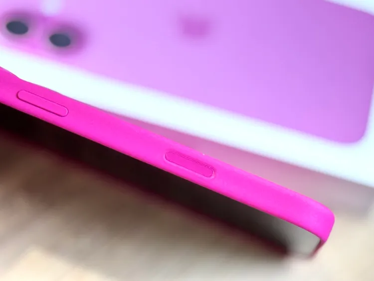 Apple原廠保護殼不僅在配色上與機身相當搭配，最重要還是相機控制按鍵完全不受到保護殼影響。趙筱文 攝