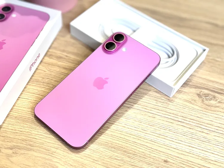 iPhone 16的顏色是直接嵌入到單塊耐用的玻璃機背中，玻璃開發製程經過進化，呈現出充滿活力的繽紛新顏色。趙筱文 攝