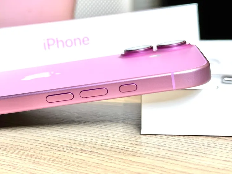 與16 Pro系列同樣加入了相機控制按鍵。趙筱文 攝