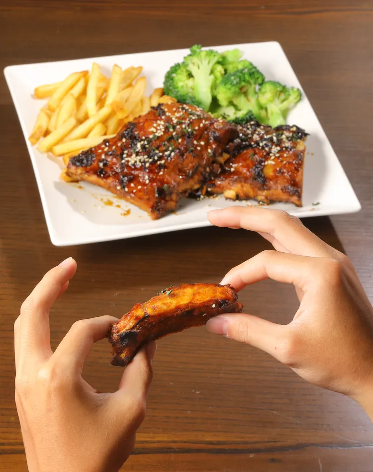 9月平日任點「醬烤好火伴」主餐，並出示西元1999年或民國99年有效身份證件，送半份炭烤豬肋。業者提供