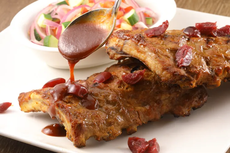 TGI FRIDAYS秋季菜單「醬烤好火伴」，嚴選5款烤物、5種醬料、8道配菜，消費者可依照喜好挑選。業者提供