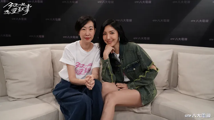 製作人黃郁茹（左）、楊謹華分享《今夜一起為愛鼓掌》核心是「要好好跟自己身體相處，愛你自己的身體」。八大提供
