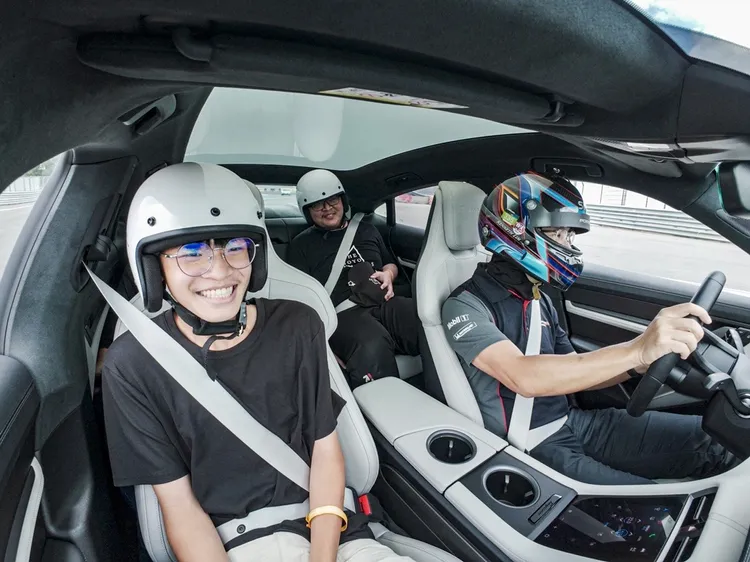 學生們乘坐保時捷純電跑車，親身感受速度與激情的無限魅力。原廠照片