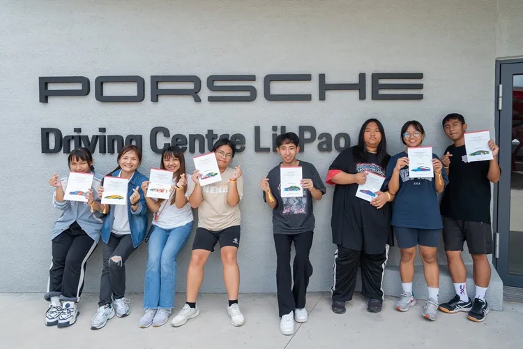 來自中部四所博幼中心的學生們，在這裡深入瞭解保時捷駕駛中心的先進設施、親手彩繪了自己夢想中的911。原廠照片