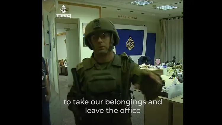 一名士兵強制將攝影機關機。翻攝自半島電視台