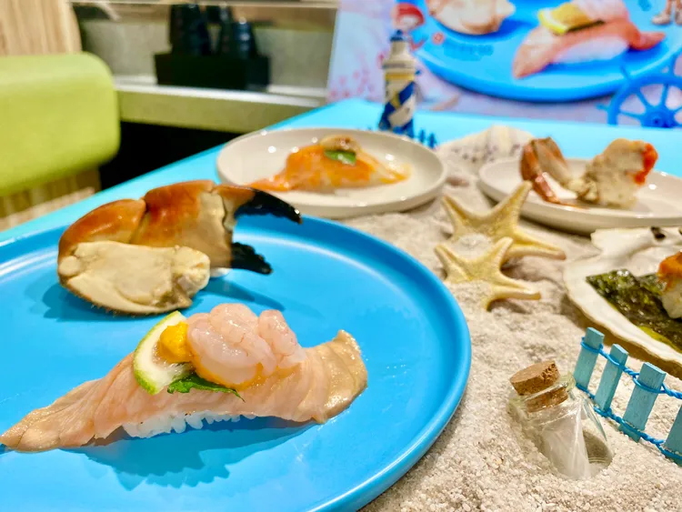 「金賞鮭蝦佐蟹黃」（最前方）將鮭魚與蟹黃醬搭配，再加上Q彈蝦仁組合。莊偉祺攝