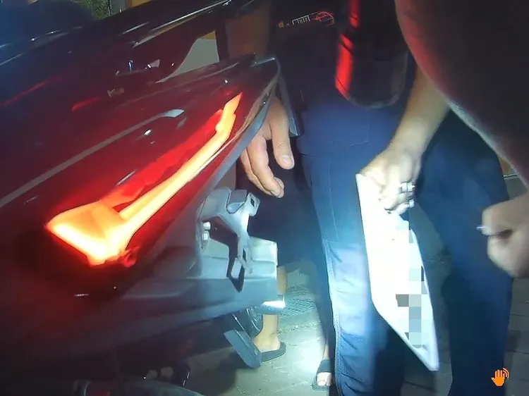 23歲的徐男因超速被扣牌，於是把父親車牌掛到自己的機車上，遭員警查獲。民眾提供