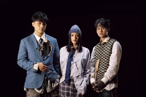 太糗了吧！歌手唱到一半放水屁　尷尬聲響被收錄專輯中