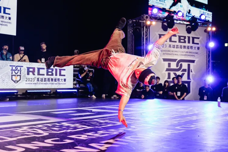 孫振參加2023高雄霹靂舞國際大賽霹靂舞競賽招式。運發局提供