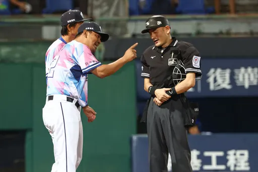 陳金鋒好冤!大動作抗議又被逐出場 聯盟承認:是誤判