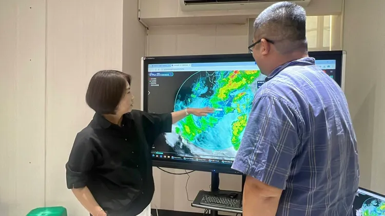 周縣長至消防局了解颱風動態 。縣府提供