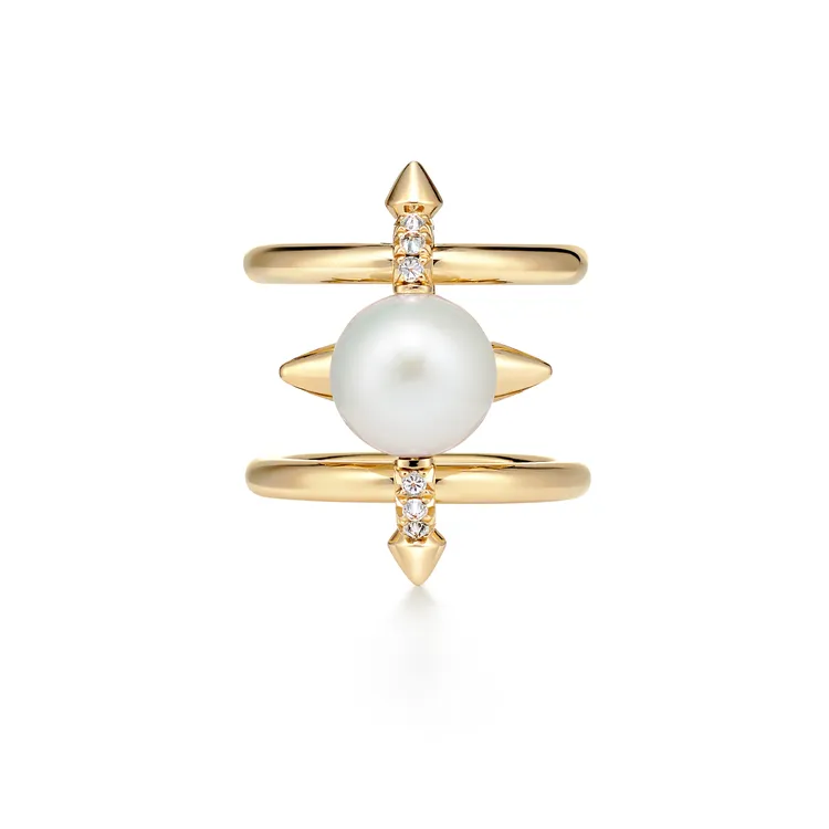 Tiffany Titan by Pharrell Williams系列18K黃金鑽石與珍珠戒指。品牌提供