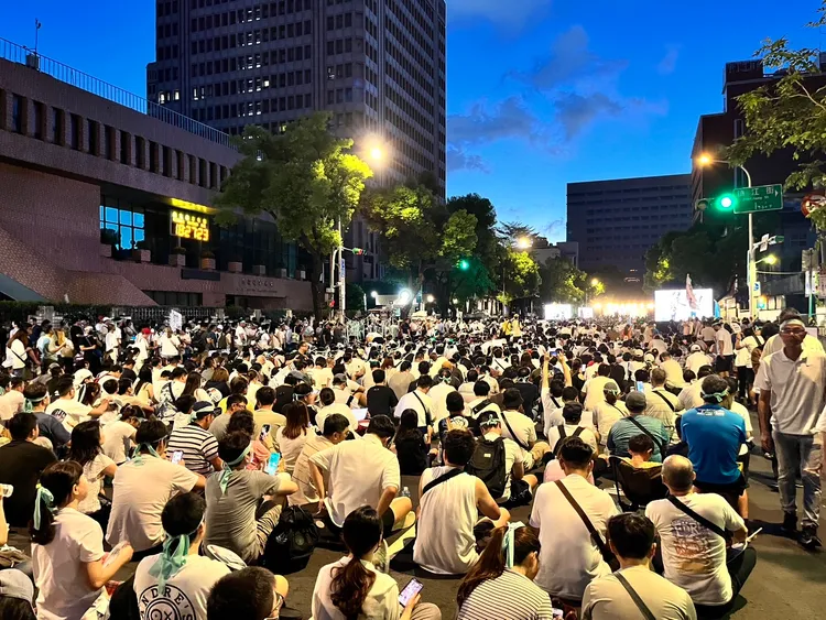 立法院外今集結大批柯文哲粉絲，舉著政治迫害的手牌表達聲援。記者莊宗達攝