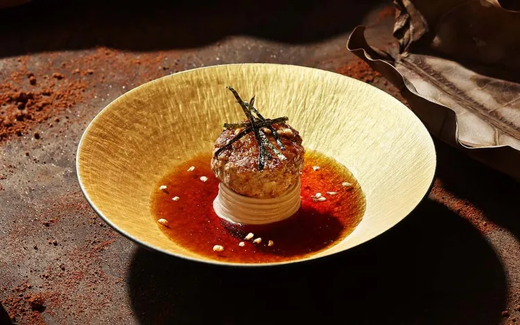 阪前主廚選用榮獲「2024年澳洲和牛大賽」金牌和牛，結合主廚創意打造出「和牛挽肉蕎麥麵」等和牛名物三品。業者提供