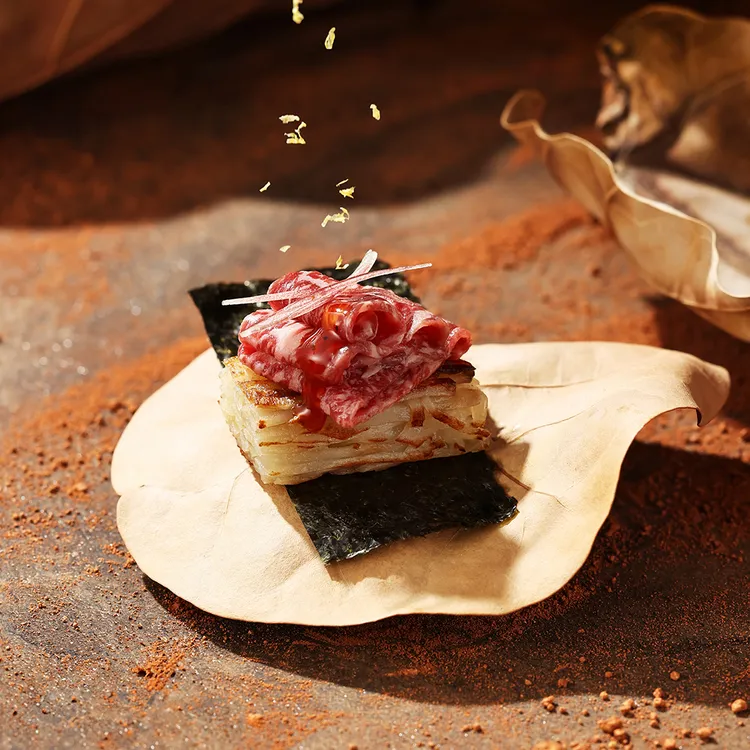 阪前秋季套餐包含「炙烤和牛千絲」以⽇式⼿捲結合燒⾁為發想，將馬鈴薯絲煎至焦黃，烤肉醬滲入和牛及馬鈴薯中，風味十足。業者提供