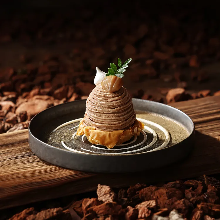 阪前秋季套餐甜點可選擇充滿秋季風情的「鹿兒島焙茶 蒙布朗」。業者提供