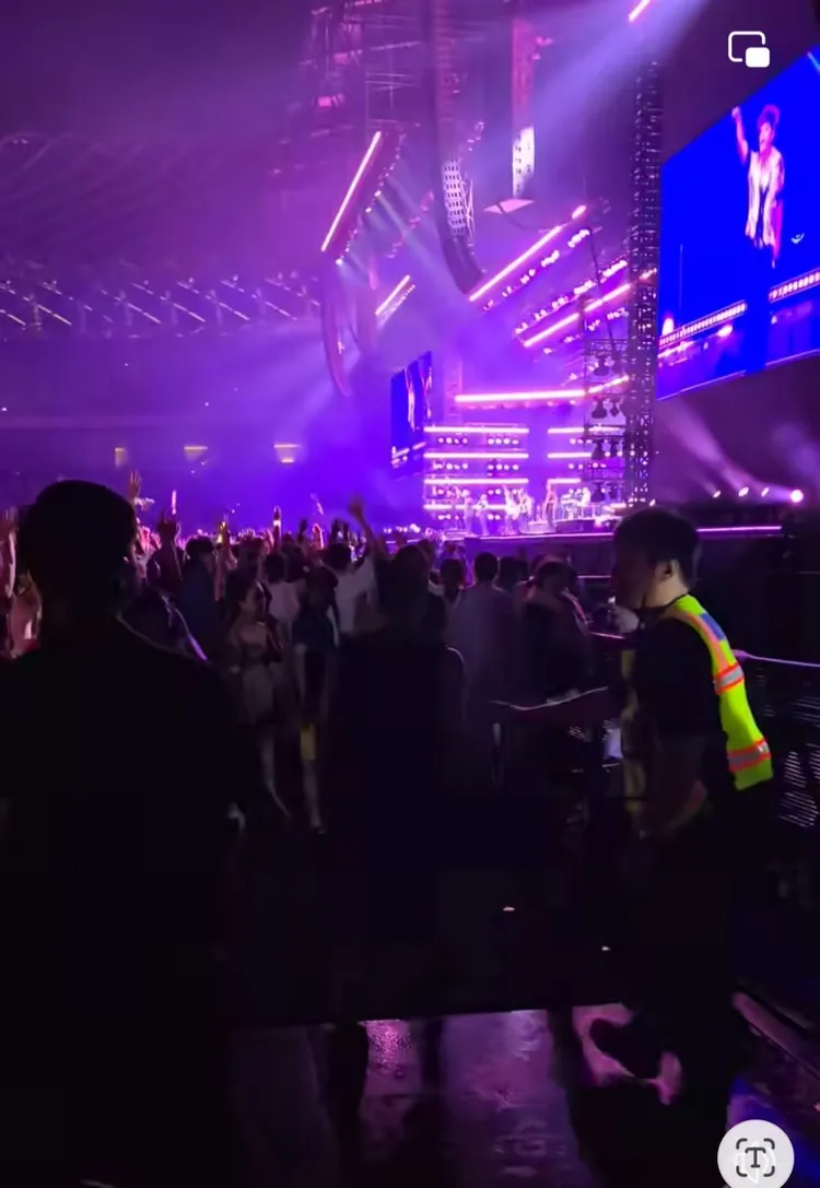 蔡男疑因飲酒爛醉，在演唱會丟擲手機及水瓶，遭工作人員制止起衝突。翻攝臉書