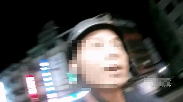 51歲張男只因不滿手機訊號太差，加上店員誤刪其通訊錄資料，氣得以石頭砸破通訊行大門