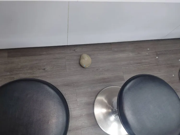 張嫌用來犯案的石頭。民眾提供