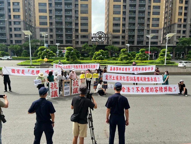 逾20名住戶代表會同議員在市府前呼口號要求「停止環評！」翻攝畫面